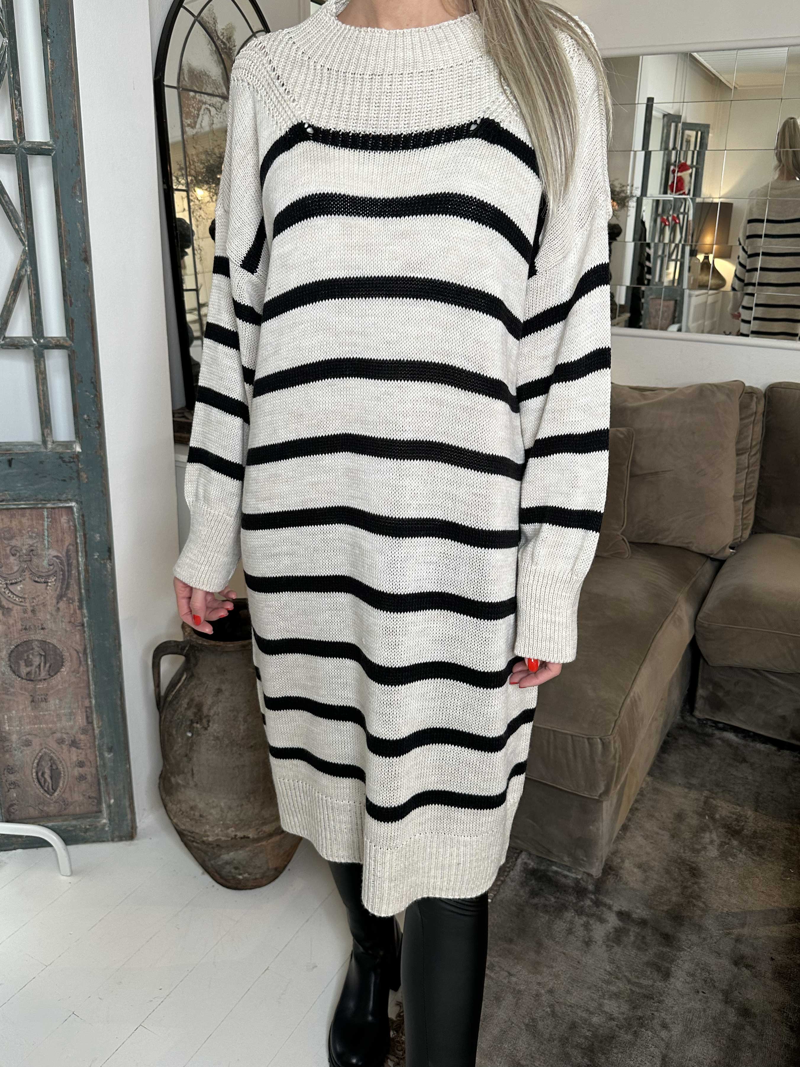 Ciara - Löst sittande stickad klänning med ränder